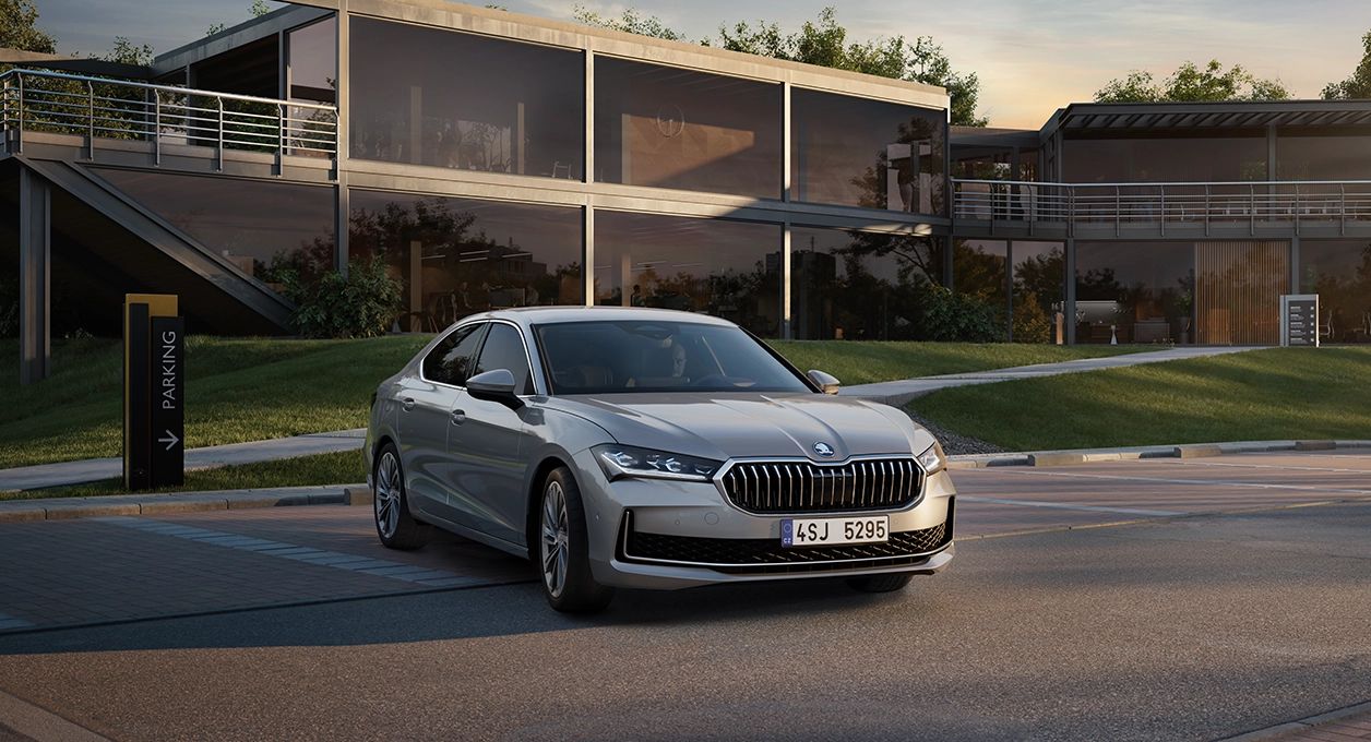Tesis önünde duran gümüş Skoda Superb
