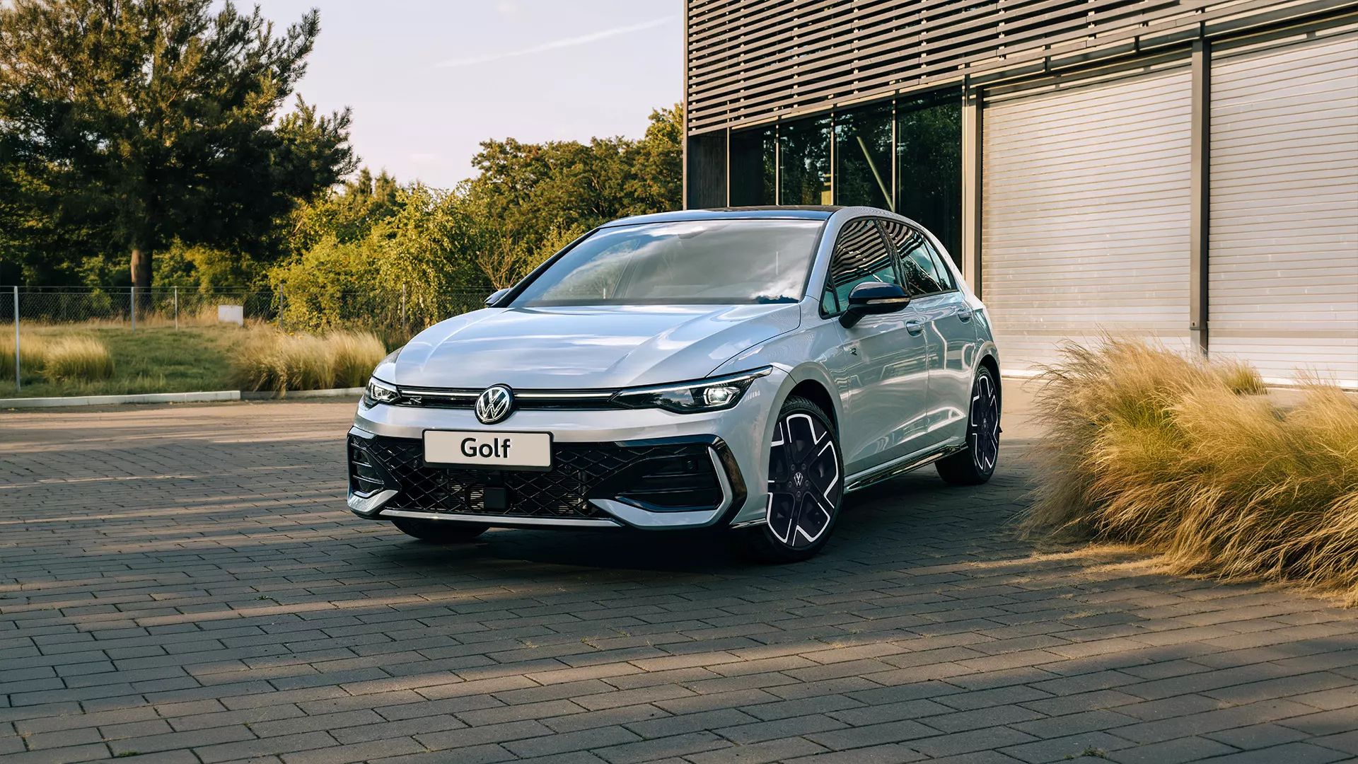 Tesis önünde park halindeki gümüş Volkswagen Golf